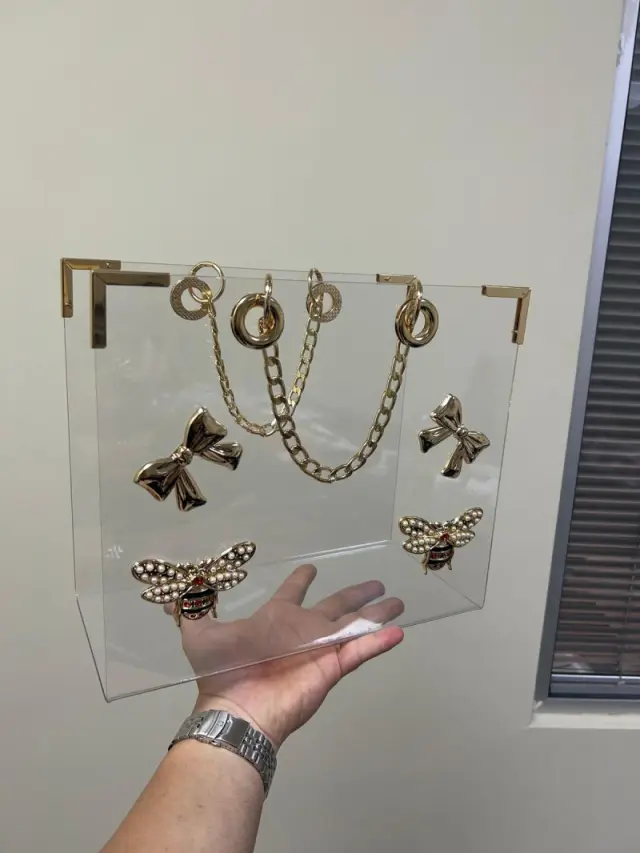 Lüks Gold Zincirli Pleksi Çiçek Çanta – Şeffaf Tasarımda Işıltılı Hediye - Çiçek Sepeti - İstanbu...