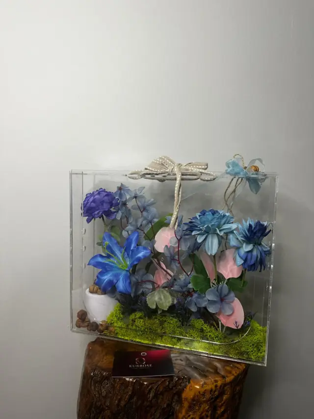 Bloombag Pleksi Çanta Kutuda Mavi Çiçek Aranjmanı | Dekoratif Hediye - Kutuda Çiçek Modelleri ve...