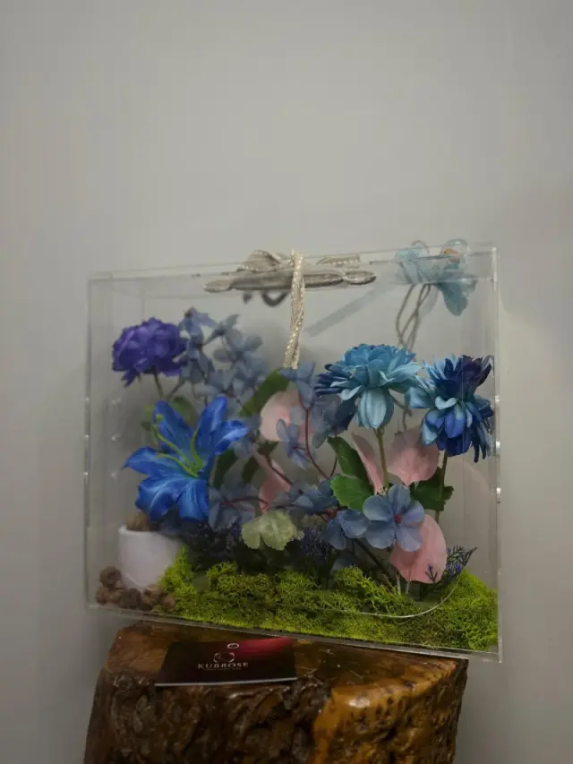 Bloombag Pleksi Çanta Kutuda Mavi Çiçek Aranjmanı | Dekoratif Hediye - Çiçek Sepeti - İstanbul çi...