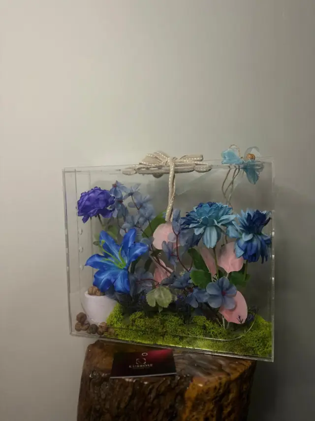 Bloombag Pleksi Çanta Kutuda Mavi Çiçek Aranjmanı | Dekoratif Hediye - Çiçek Sepeti - İstanbul çi...