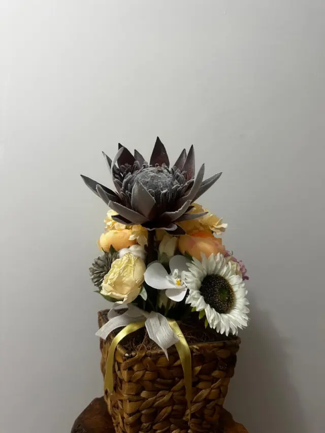 Protea ve Gül Yapay Çiçek Aranjmanı Dekoratif Örgü Sepet - Premium Çiçekler - İstanbul çiçek sipa...