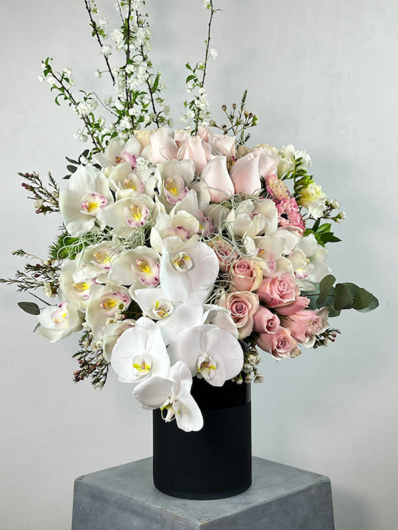 Beyaz Orkide ve Pembe Gül Premium Aranjman ile Zarif Hediye Seçimi