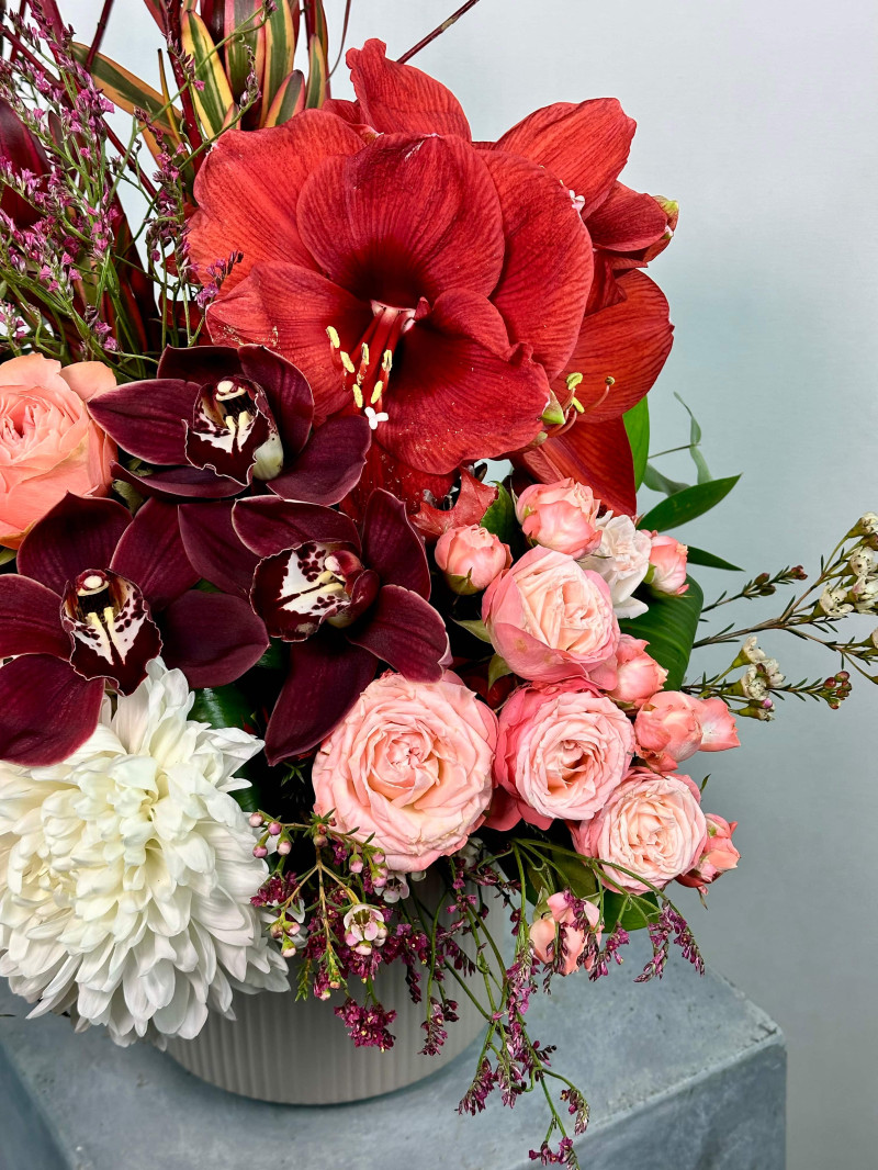 Bordo ve Şeftali Premium Çiçek Aranjmanı ile Zarif Tutku