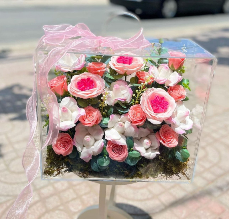 Kişiye Özel Çantalı Çiçek Aranjmanı – Fotoğraflı Akrilik Kutuda Premium Hediye | Romantik & Zarif Çiçek Tasarımı