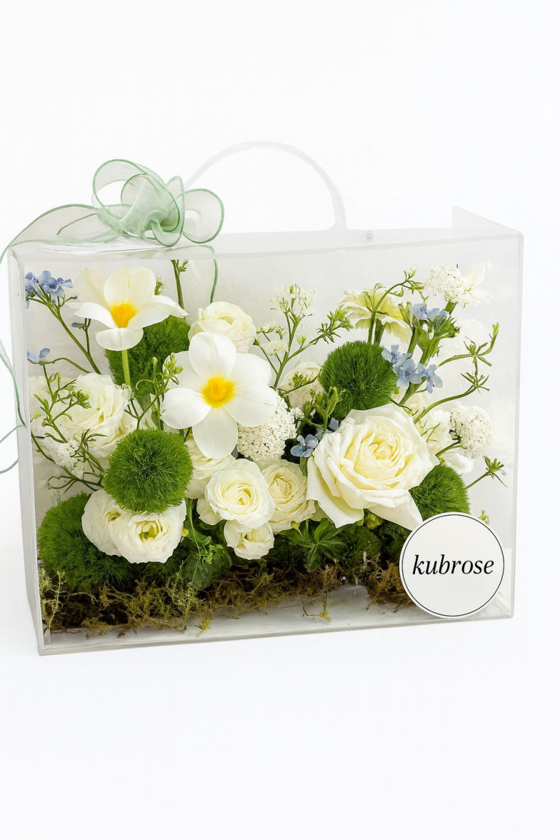 Kişiye Özel Çantalı Çiçek Aranjmanı – Fotoğraflı Akrilik Kutuda Premium Hediye | Romantik & Zarif Çiçek Tasarımı