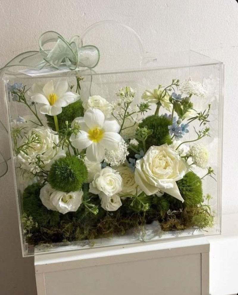 Kişiye Özel Çantalı Çiçek Aranjmanı – Fotoğraflı Akrilik Kutuda Premium Hediye | Romantik & Zarif Çiçek Tasarımı