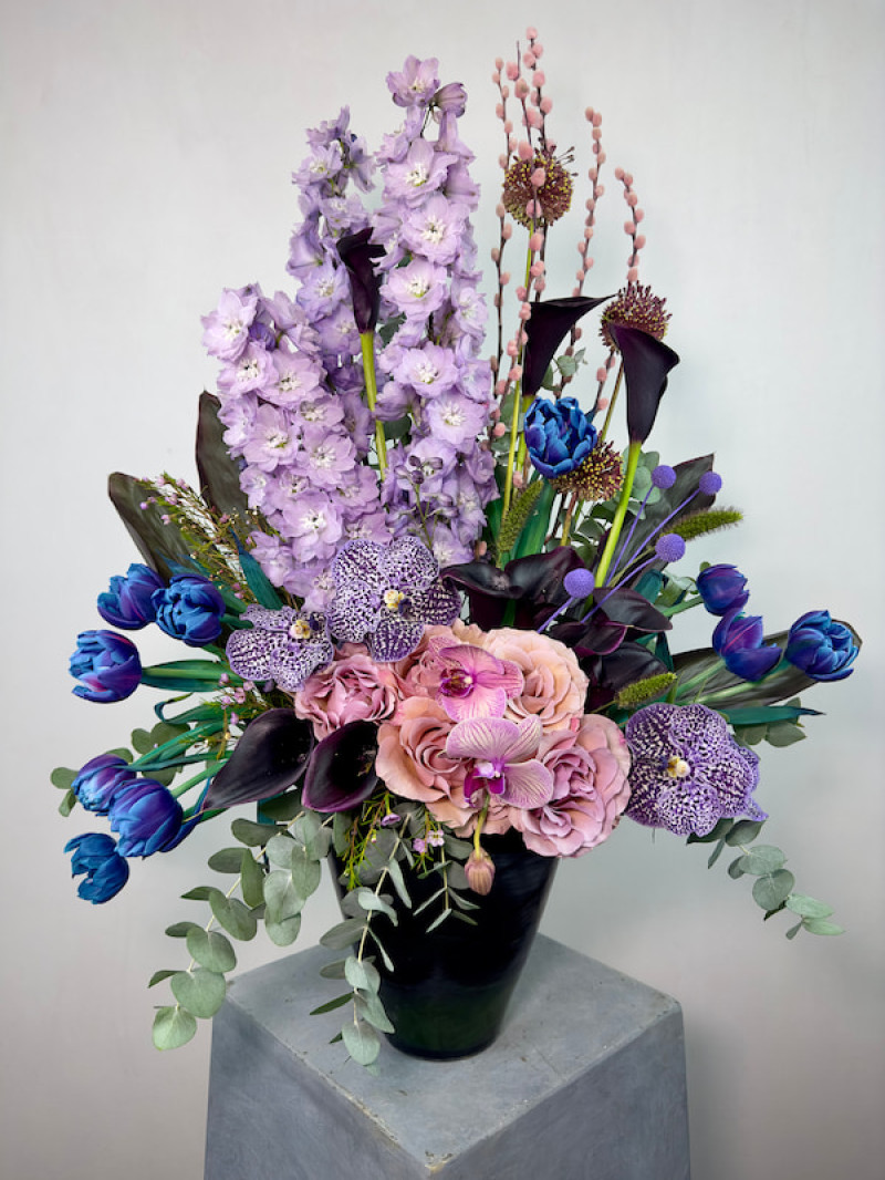 Lila ve Mavi Premium Çiçek Aranjmanı – Lüks Vazoda Zarif Tasarım