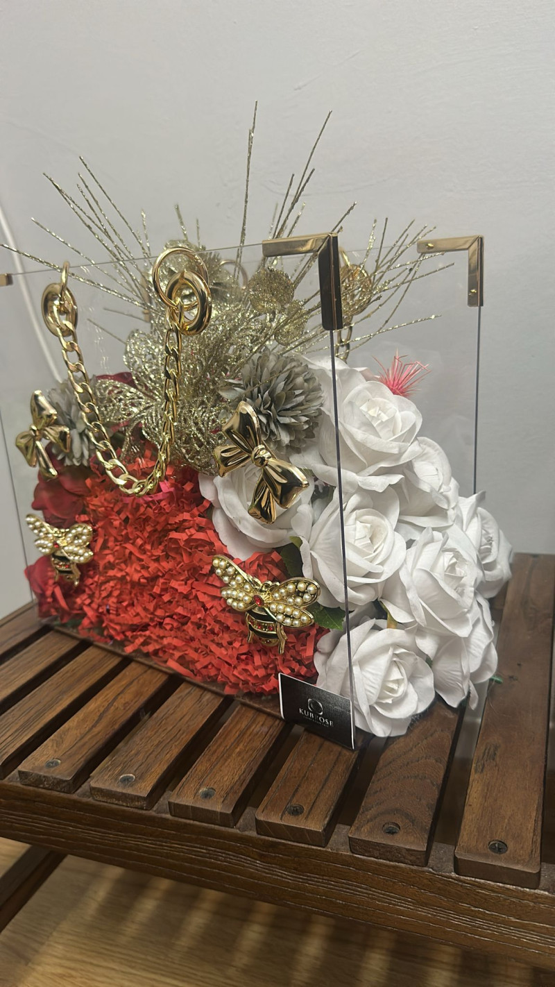 Lüks Gold Zincirli Pleksi Çiçek Çanta – Şeffaf Tasarımda Işıltılı Hediye