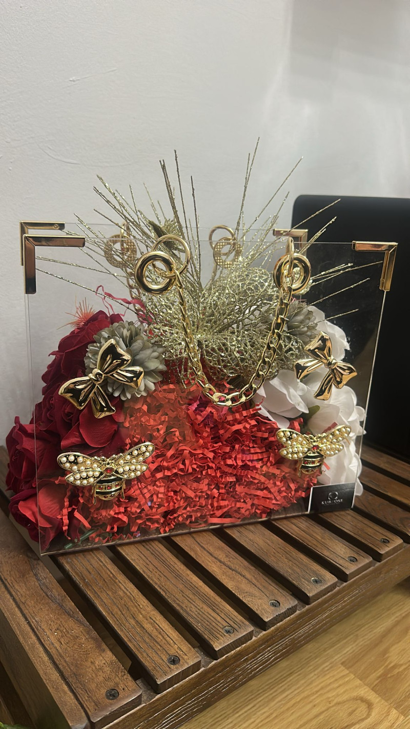 Lüks Gold Zincirli Pleksi Çiçek Çanta – Şeffaf Tasarımda Işıltılı Hediye