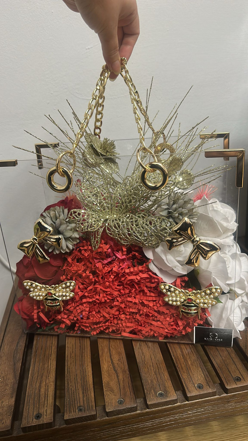 Lüks Gold Zincirli Pleksi Çiçek Çanta – Şeffaf Tasarımda Işıltılı Hediye