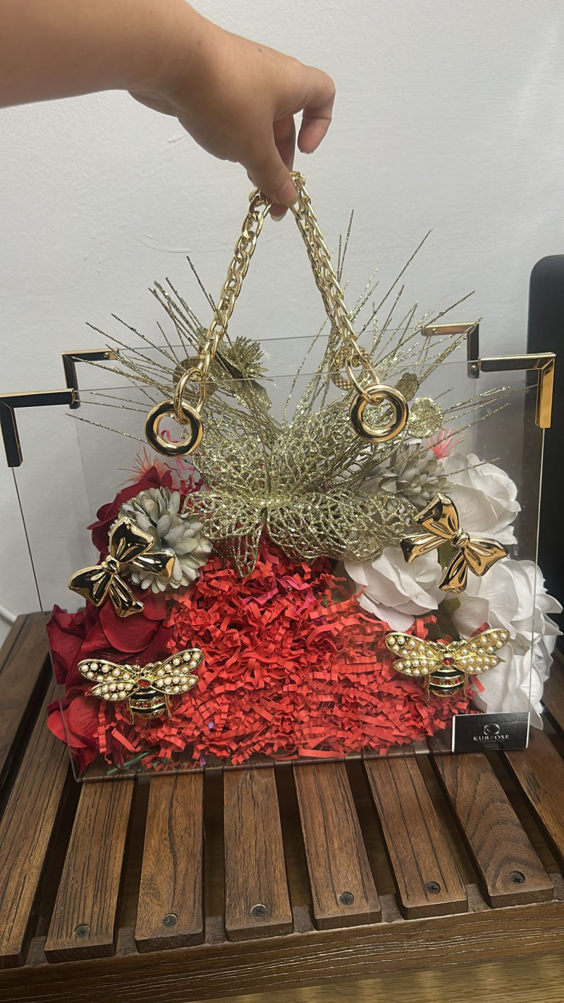 Lüks Gold Zincirli Pleksi Çiçek Çanta – Şeffaf Tasarımda Işıltılı Hediye