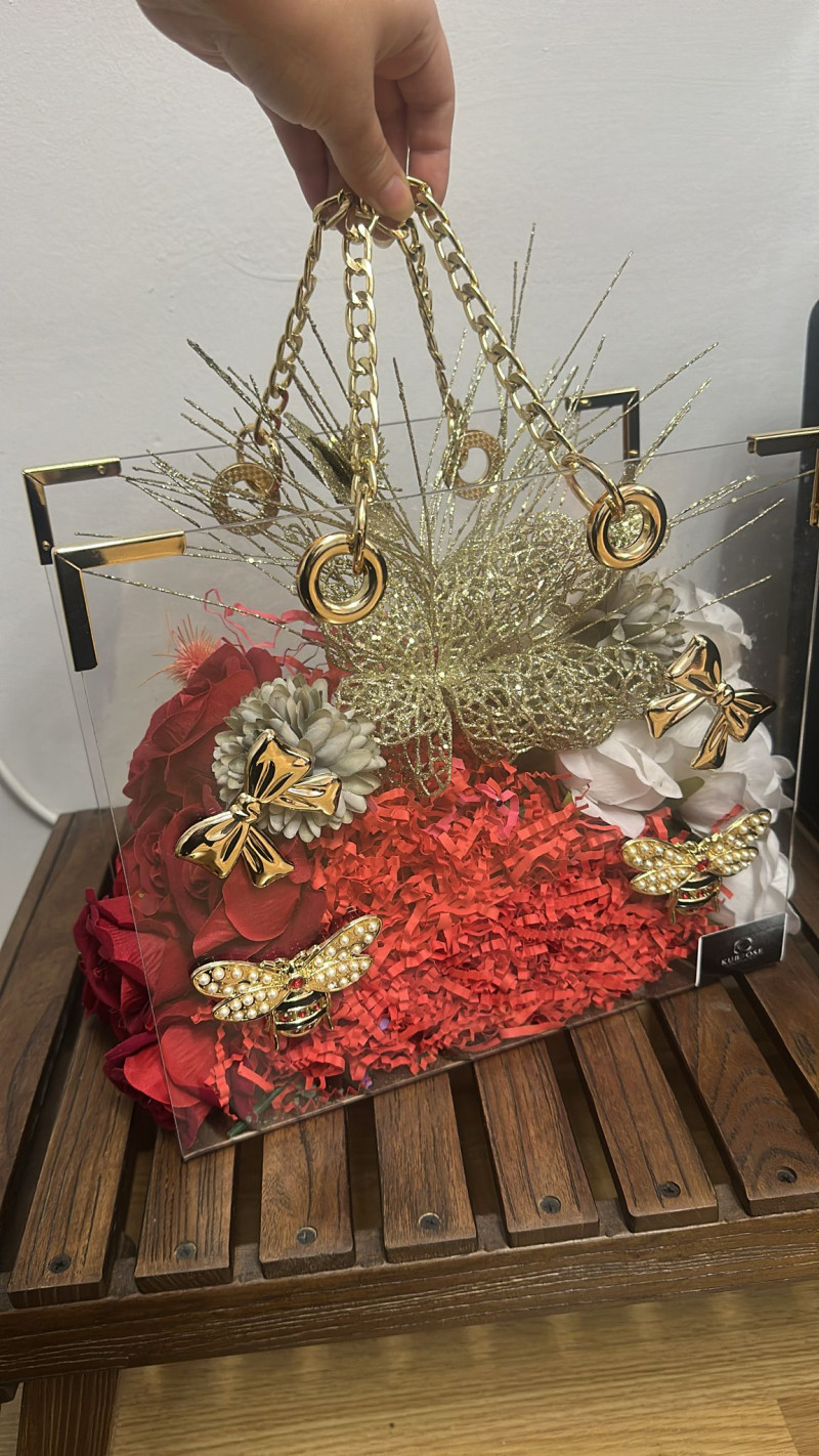 Lüks Gold Zincirli Pleksi Çiçek Çanta – Şeffaf Tasarımda Işıltılı Hediye