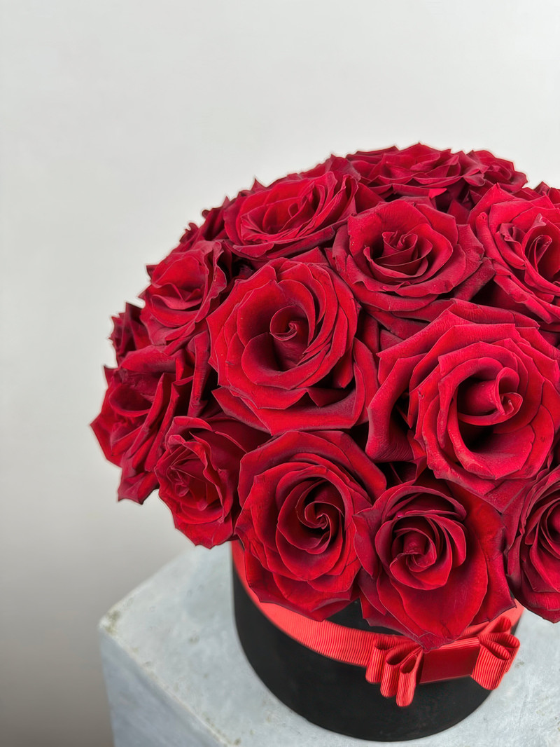 Lüks Siyah Kutu Kırmızı Gül Aranjmanı – Romantik ve Şık Hediye Seçeneği