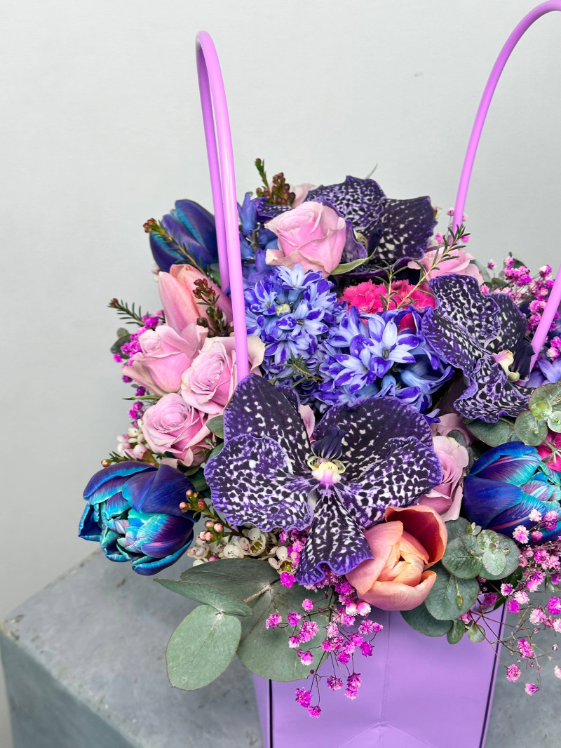Mor Çanta Çiçek Aranjmanı – Renkli ve Zarif Lüks Hediye Seçeneği
