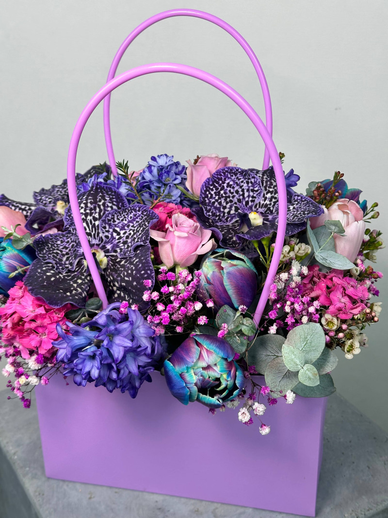 Mor Çanta Çiçek Aranjmanı – Renkli ve Zarif Lüks Hediye Seçeneği