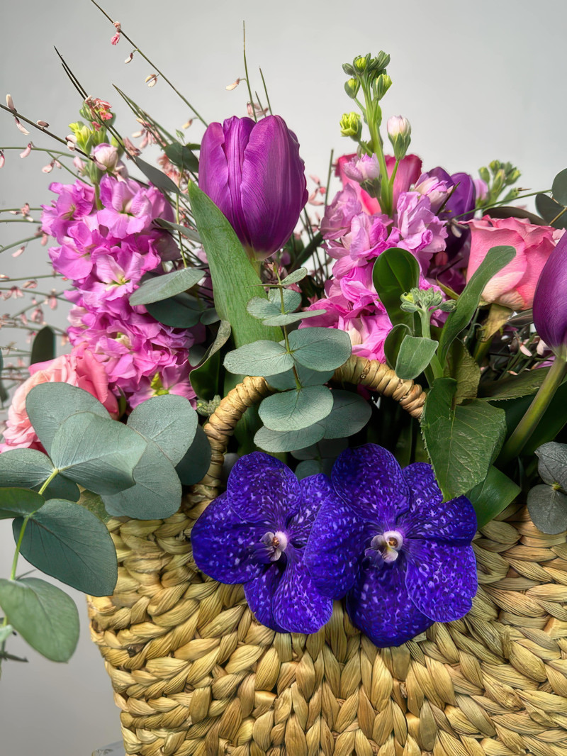 Mor Lale ve Orkide Çiçek Aranjmanı – Hasır Sepette Zarif ve Doğal Hediye