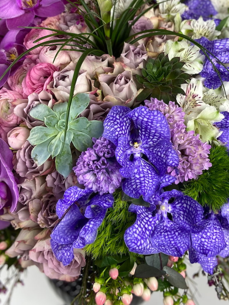 Mor Orkide Premium Çiçek Aranjmanı – Lüks ve Zarif Vazo Tasarımı