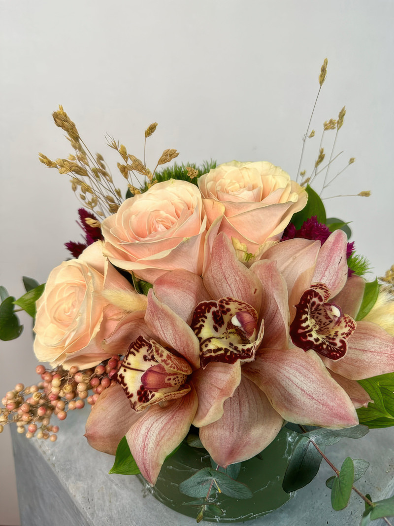 Seramik Vazoda Somon Gül ve Orkide Aranjmanı | Zarif Dekoratif Hediye Çiçek