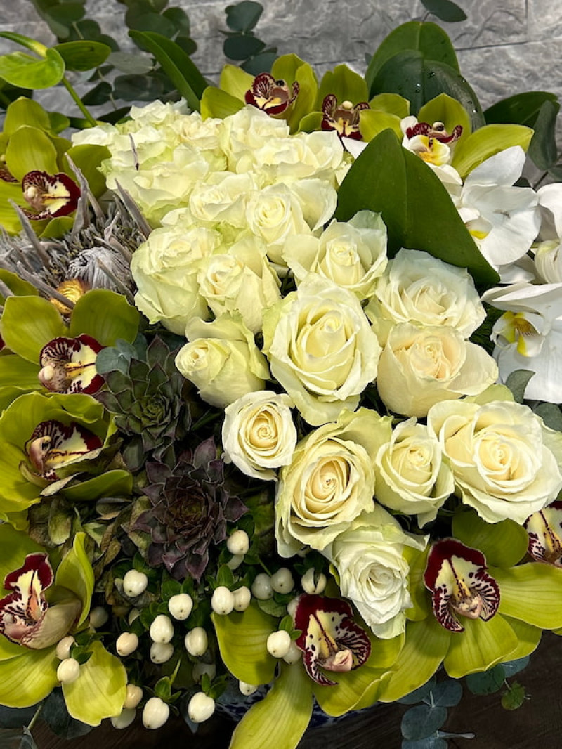 Beyaz Gül ve Yeşil Orkide Aranjmanı – Lüks Çiçek Buketi | Premium Hediye