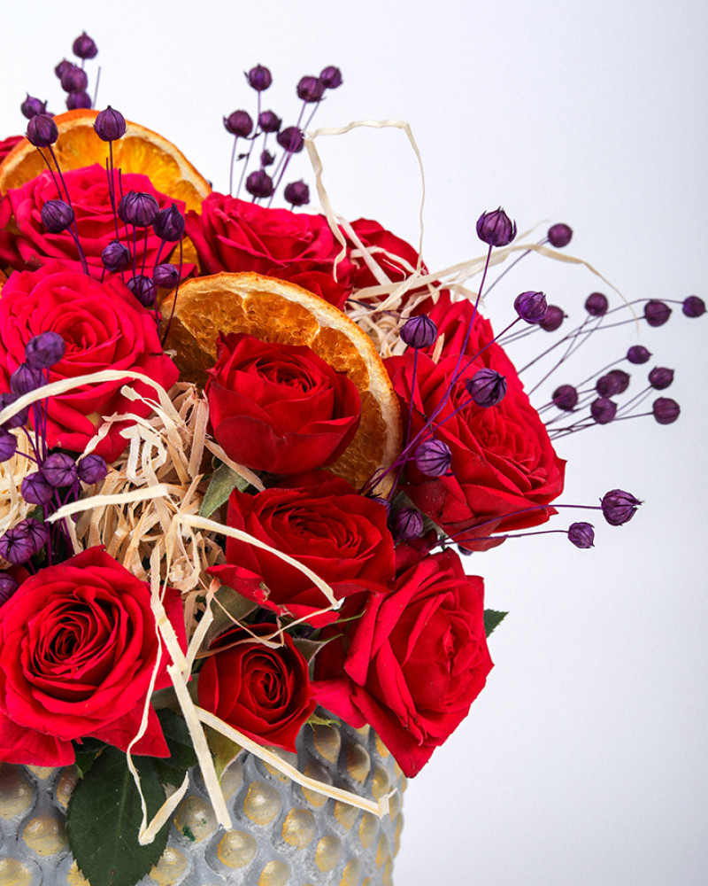 Kırmızı Gül Aranjmanı – Tutkulu ve Şık Çiçek Tasarımı