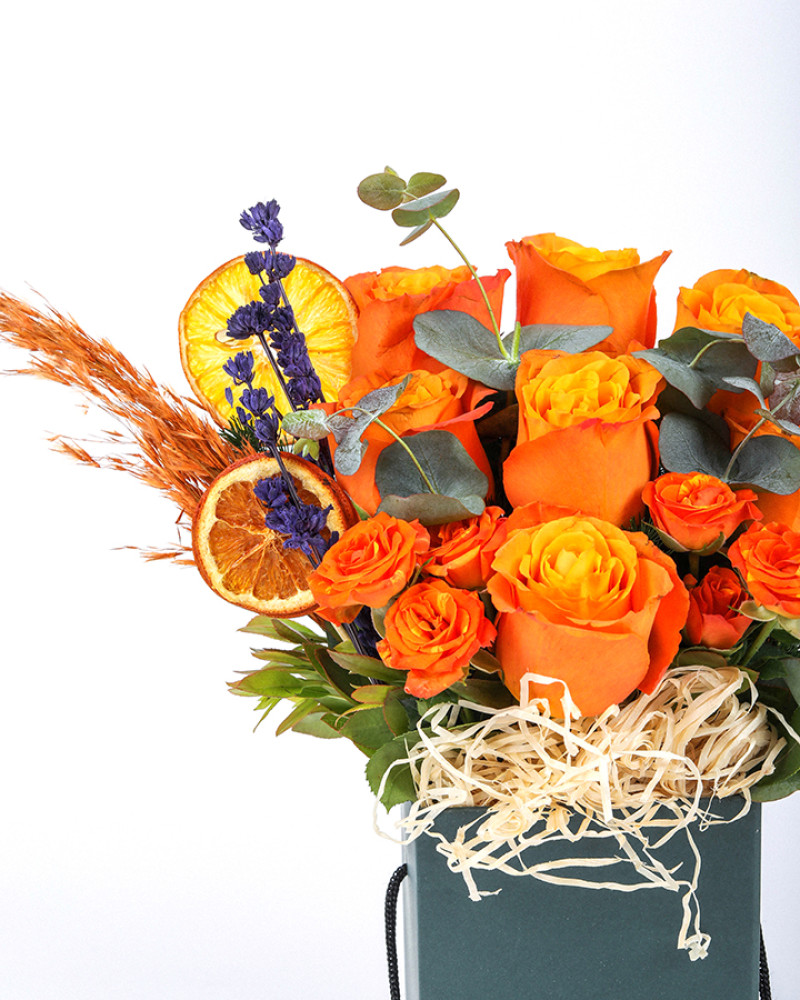 Turuncu Gül Kutusu Aranjmanı – Enerjik ve Zarif Tasarım