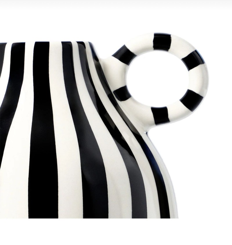Siyah Beyaz Çizgili Seramik Vazo ile Cesur Şıklığı Yakalayın