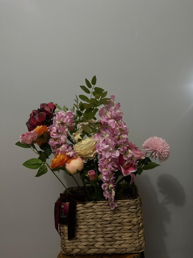 Pembe Bahar Dokunuşu Çiçek Aranjmanı – Sepet İçinde Lüks Tasarım