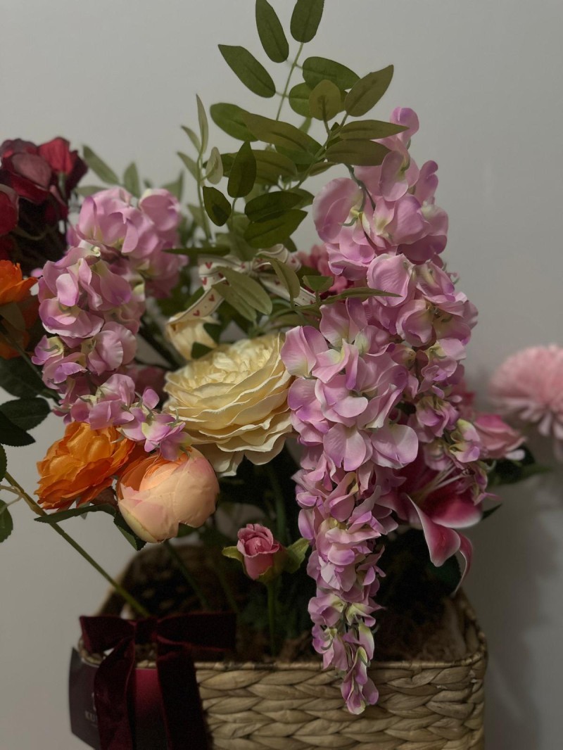 Pembe Bahar Dokunuşu Çiçek Aranjmanı – Sepet İçinde Lüks Tasarım