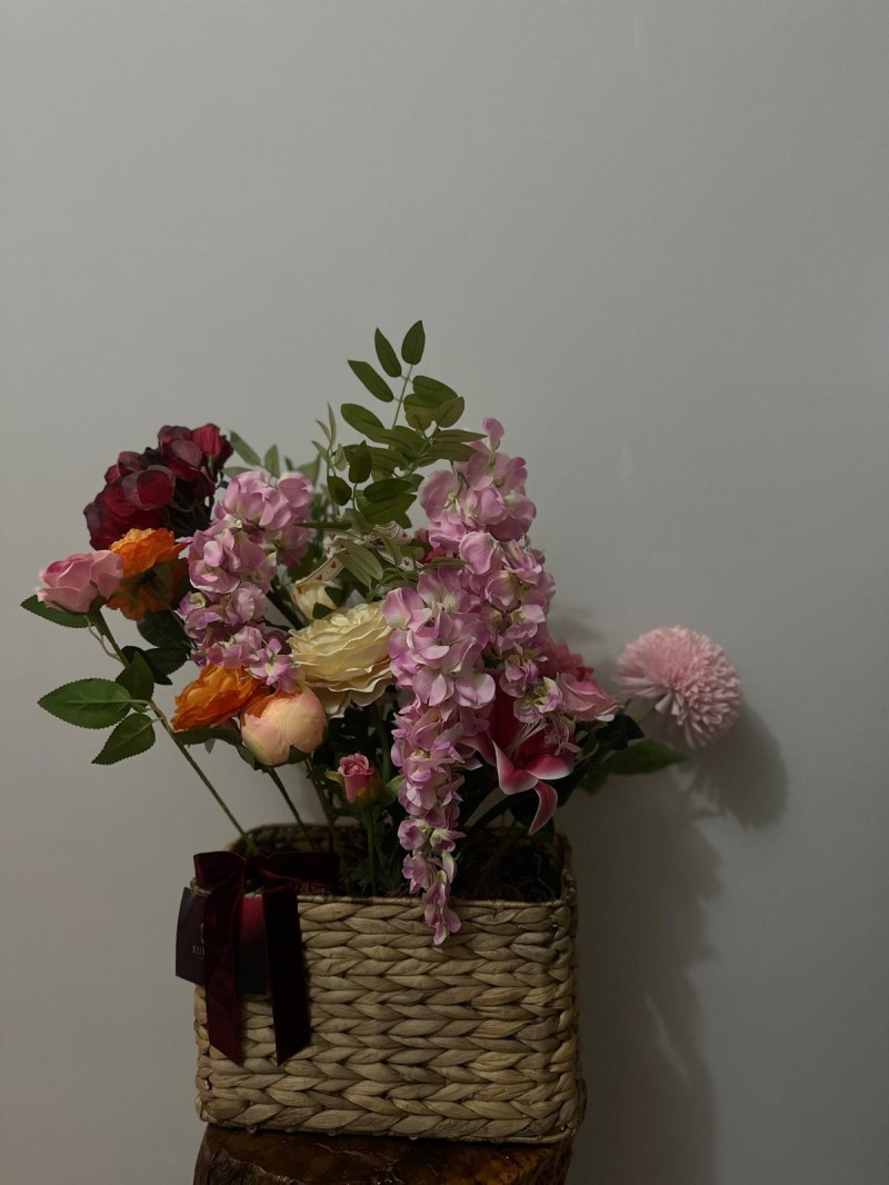 Pembe Bahar Dokunuşu Çiçek Aranjmanı – Sepet İçinde Lüks Tasarım