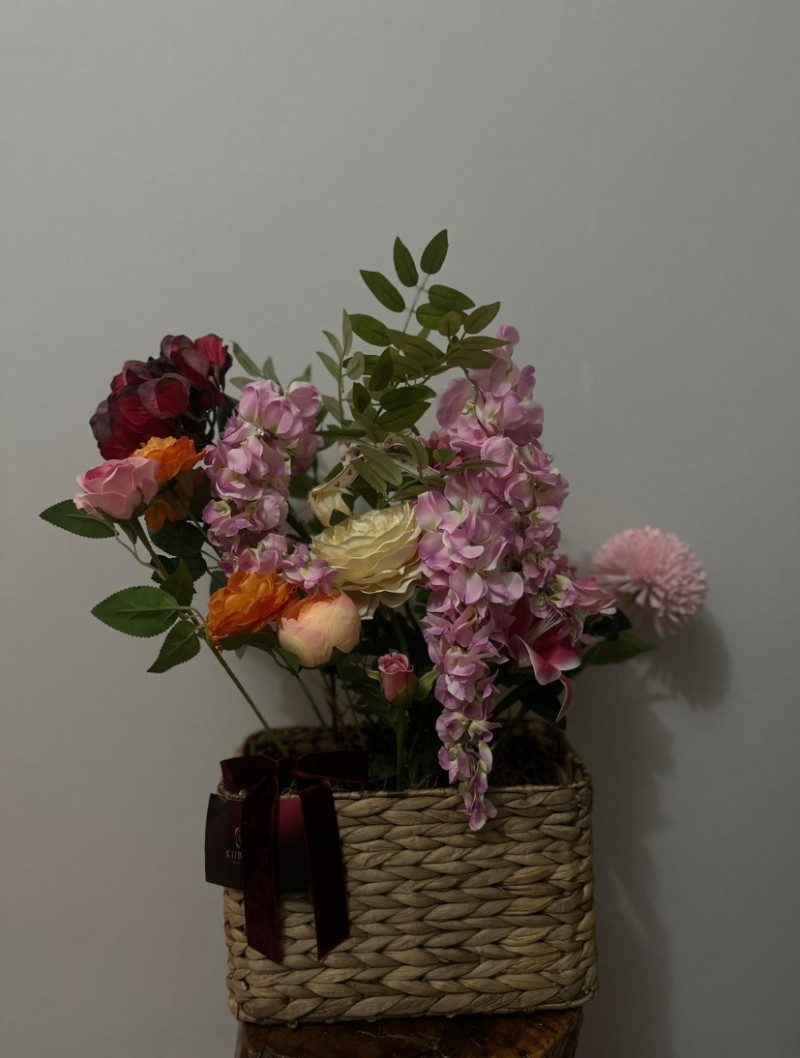 Pembe Bahar Dokunuşu Çiçek Aranjmanı – Sepet İçinde Lüks Tasarım
