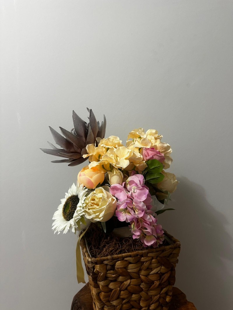 Protea ve Gül Yapay Çiçek Aranjmanı – Dekoratif Örgü Sepet