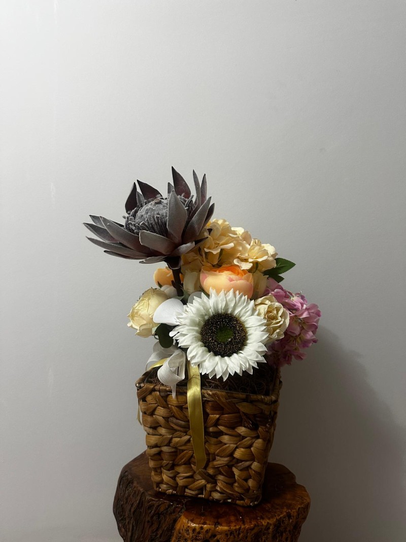 Protea ve Gül Yapay Çiçek Aranjmanı – Dekoratif Örgü Sepet