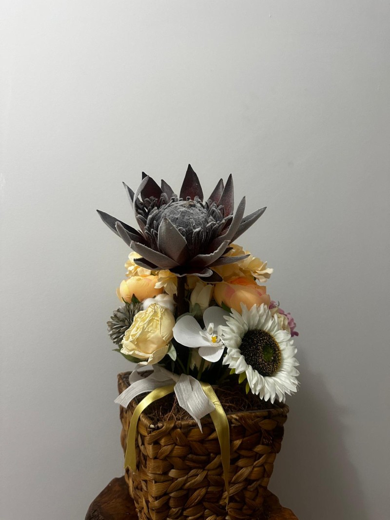 Protea ve Gül Yapay Çiçek Aranjmanı – Dekoratif Örgü Sepet