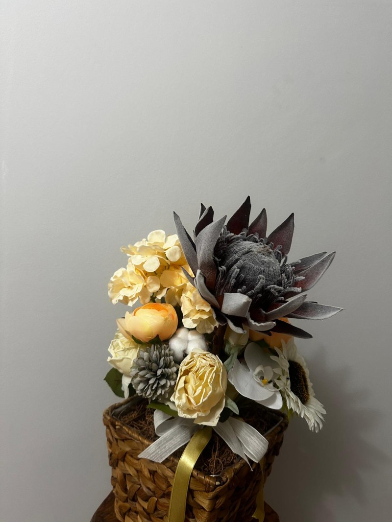 Protea ve Gül Yapay Çiçek Aranjmanı – Dekoratif Örgü Sepet