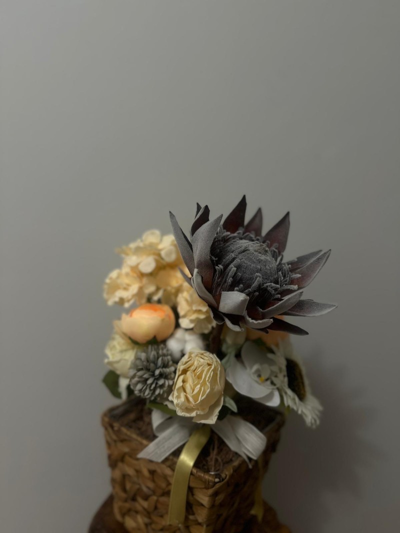 Protea ve Gül Yapay Çiçek Aranjmanı – Dekoratif Örgü Sepet