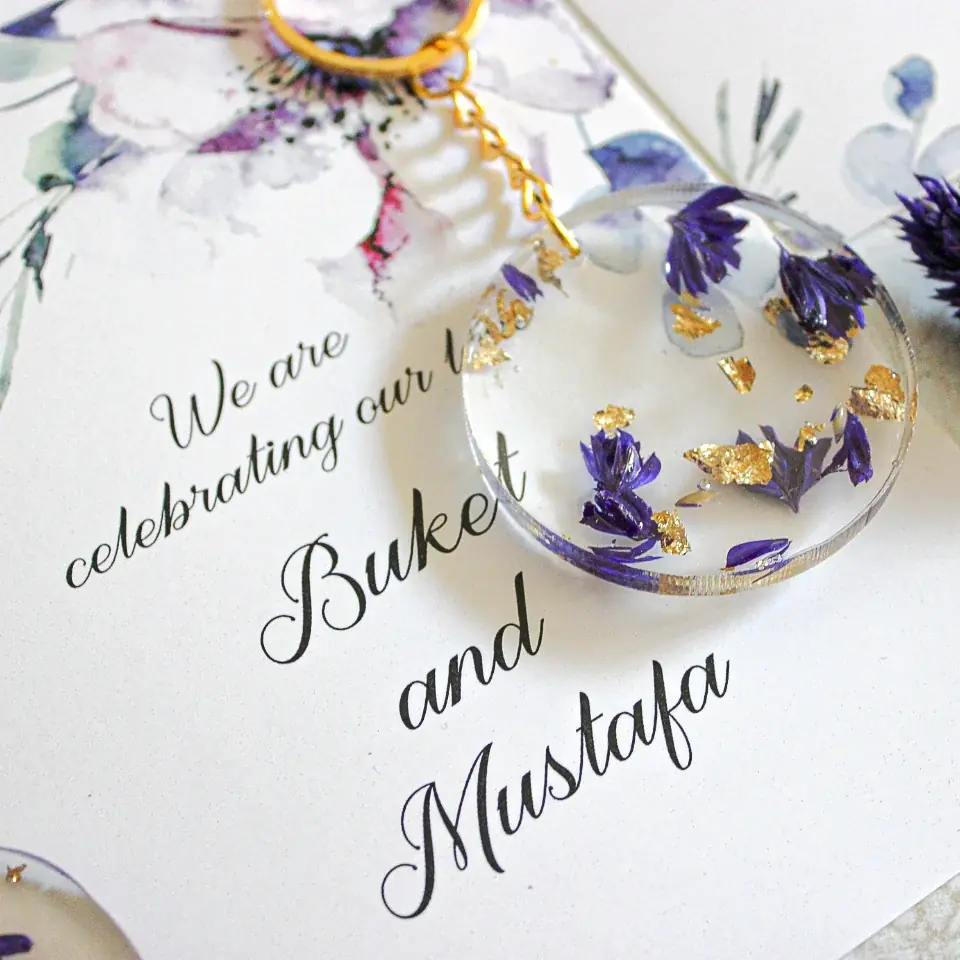 Hediyelik Epoksi Anahtarlık - Mor Kuş Otu ve Altın Varaklı - Düğün & Nikah - İstanbul çiçek s...